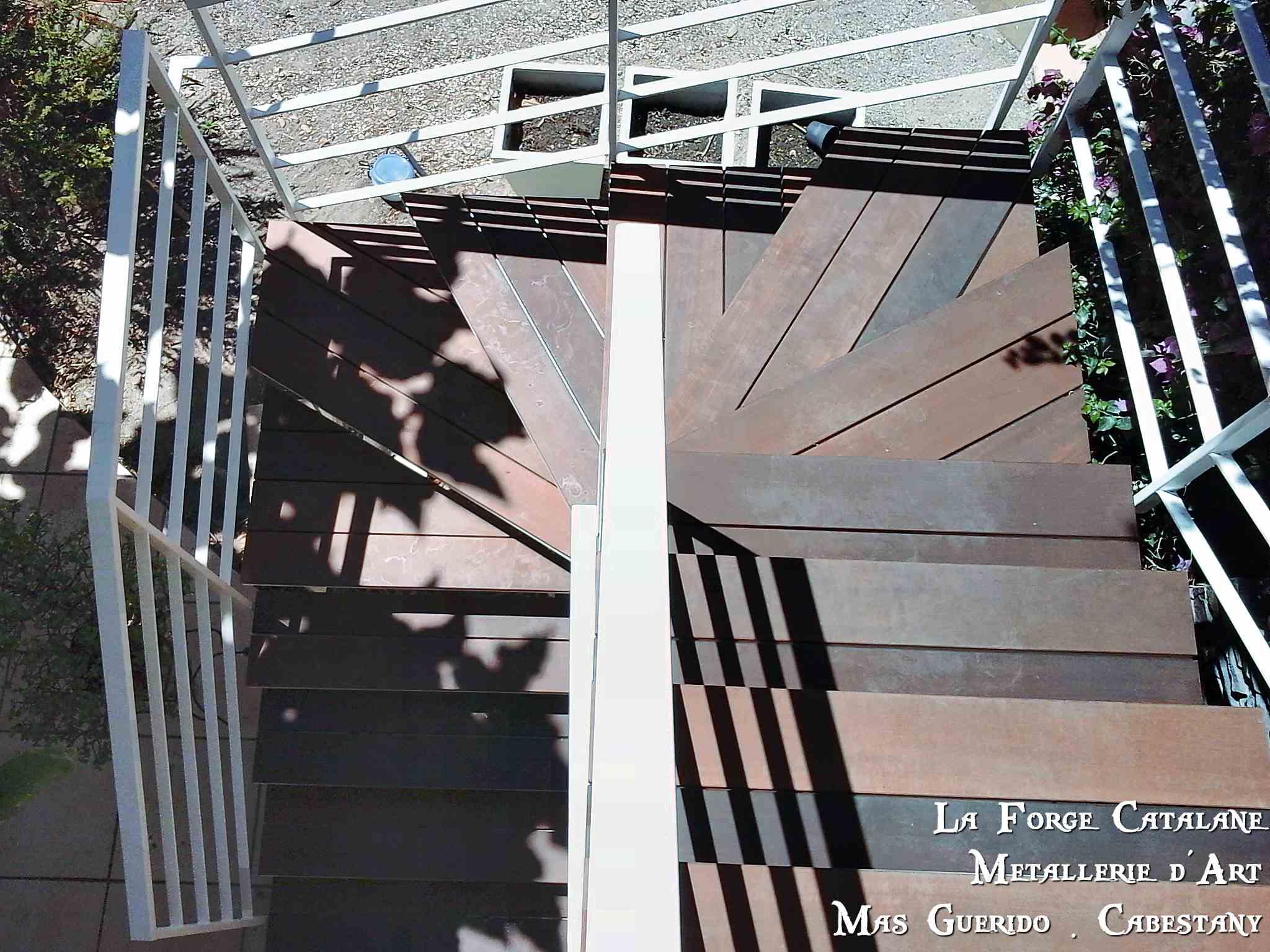 escalier exterieur double quart tournant thermolaquage blanc plaquage bois precieux   forge catalane 3.jpg